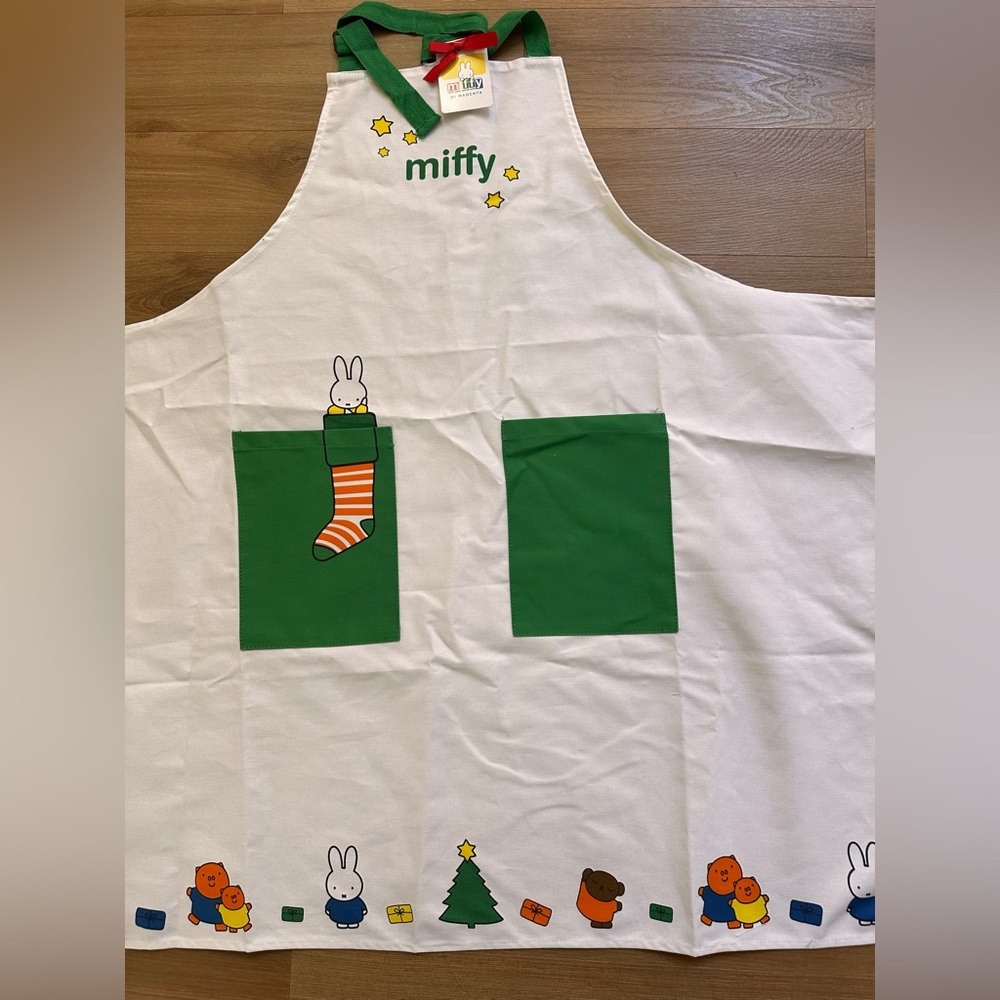 NWT. Miffy Christmas White Apron with Green Pockets, OS
